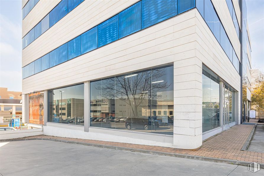 Retail for rent at Avenida Industria, 37, Alcobendas, Madrid, 28108 with building, shade, sky, architecture, urban design, facade, fixture, commercial building, real estate and composite material around