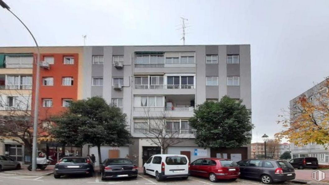 Retail for sale & for rent at Avenida Dos de Mayo, Móstoles, Madrid, 28934 with car, van, building, wheel, automotive parking light, land vehicle, vehicle, property, window and tire around