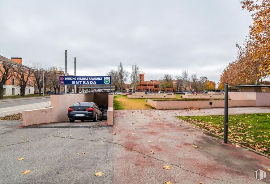 Industrial for sale at Calle Valeras, 2, Aranjuez, Madrid, 28300 with car, building, cloud, sky, plant, vehicle, motor vehicle, road surface, tire and automotive lighting around