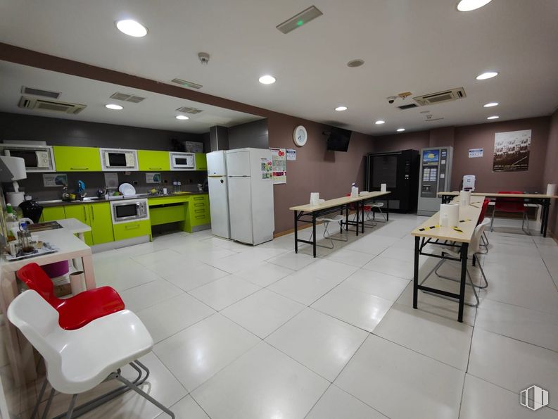 Local en venta en Calle Tintas, Carabanchel, Madrid, 28025 con silla, refrigerador, mesa, escritorio, propiedad, mueble, edificio, diseño automovilístico, interiorismo y suelos alrededor