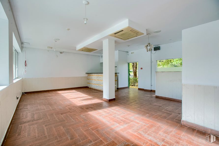 Local en venta en Calle Fermín Caballero, Fuencarral - El Pardo, Madrid, 28034 con accesorio, pasillo, diseño de interiores, madera, piso, suelo, edificio, bienes raíces, techo y vidrio alrededor