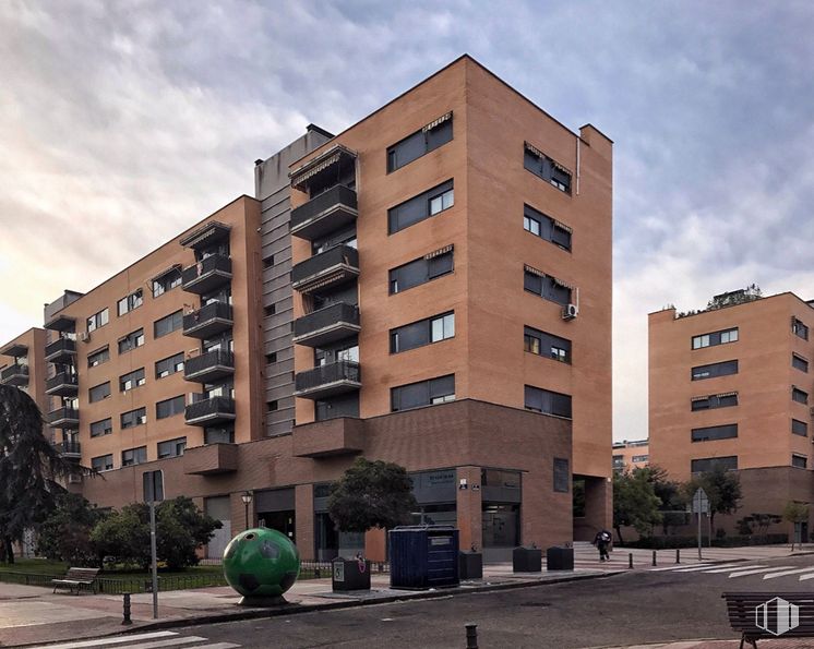 Local en venta en Parque de los Castillos, Alcorcón, Madrid, 28925 con edificio, nube, cielo, ventana, luz de la calle, condominio, bloque de pisos, diseño urbano, árbol y barrio alrededor