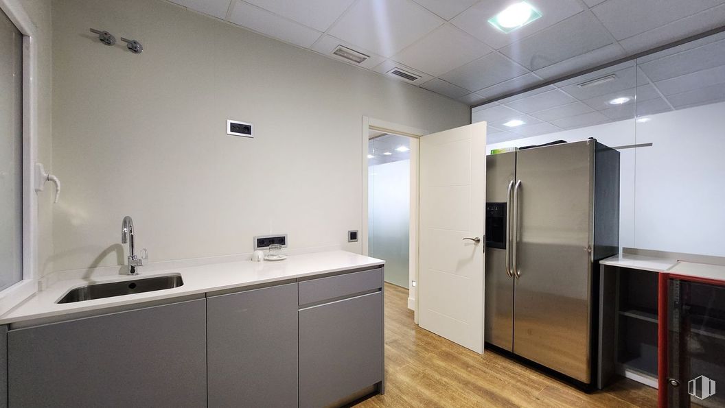 Office for sale & for rent at Calle María de Molina, Salamanca, Madrid, 28006 with refrigerator, door, cabinetry, kitchen appliance, major appliance, kitchen, countertop, interior design, flooring and ceiling around