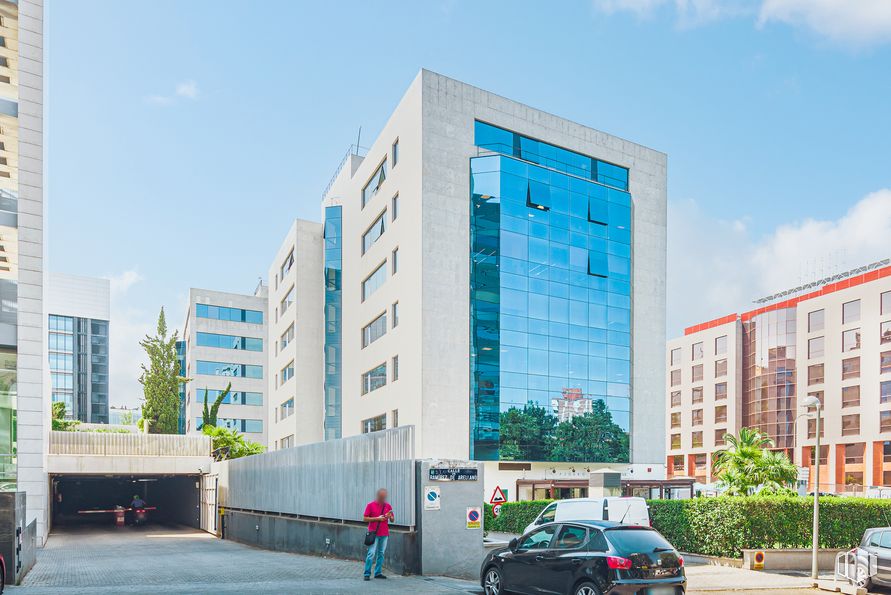 Oficina en alquiler en Edificio Fiteni III, Calle Torrelaguna, 64, Ciudad Lineal, Madrid, 28043 con edificio, coche, persona, cielo, nube, vehículo, neumático, rueda, infraestructura y planta alrededor