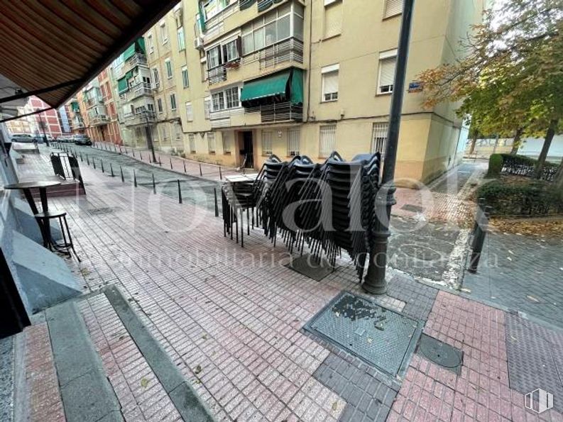 Retail for rent at Zona Norte - Universidad, Móstoles, Madrid, 28933 with building, window, road surface, urban design, tree, water, flooring, road, sidewalk and city around