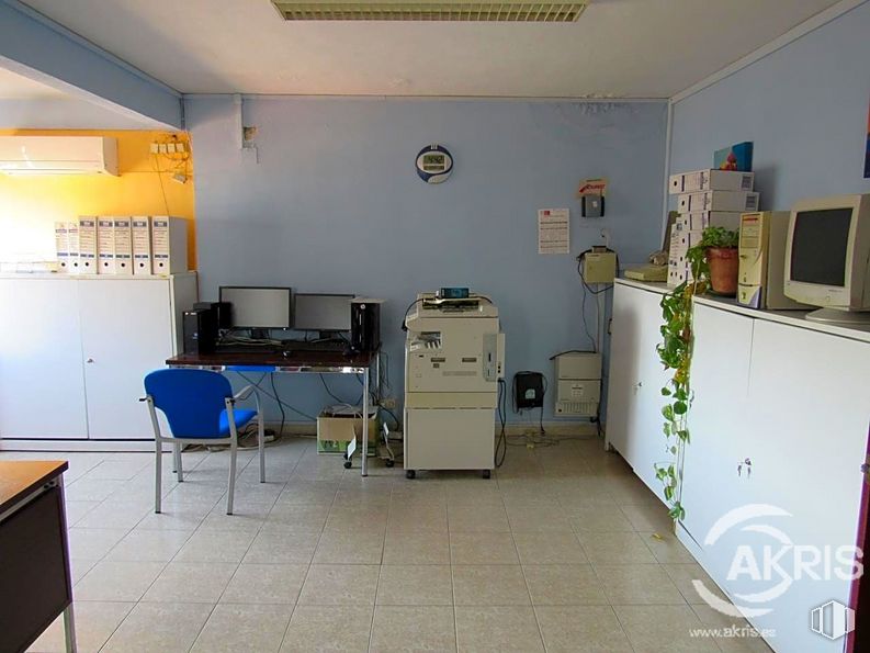 Industrial for sale at Calle Río Torviscal, Toledo, 45007 with chair, home appliance, desk, building, floor, flooring, gas, cabinetry, ceiling and machine around