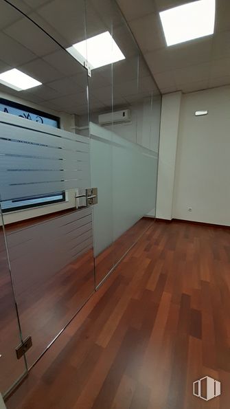 Retail for rent at Calle Pozuelo, Fuenlabrada, Madrid, 28945 with light fixture, lighting, wood, interior design, flooring, floor, fixture, material property, glass and ceiling around