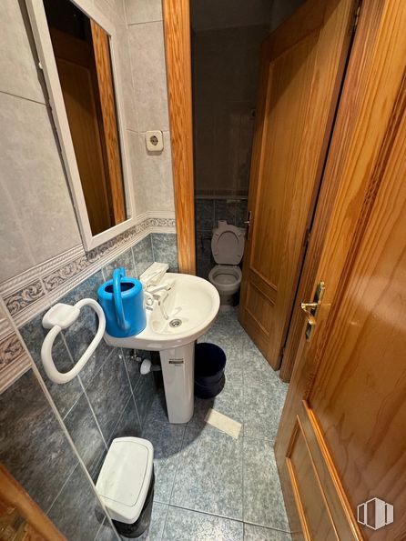 Retail for rent at Calle Unanimidad, Villaverde, Madrid, 28041 with door, sink, toilet, brown, property, furniture, wood, plumbing fixture, interior design and flooring around