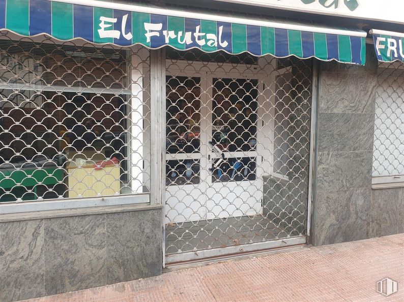 Retail for sale & for rent at Calle Eras, 4, Ávila, 05002 with window, fixture, architecture, font, building, facade, signage, metal, gas and mesh around