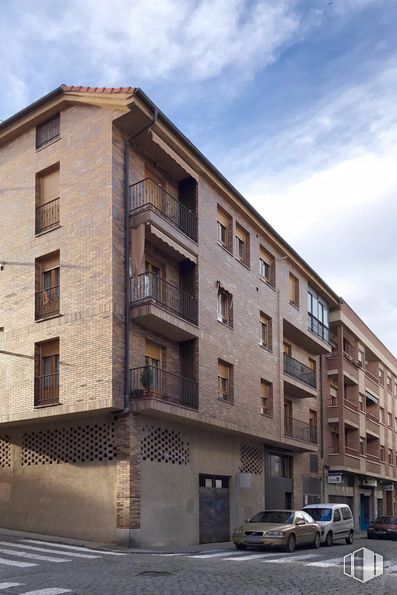 Retail for sale & for rent at Calle de los Arroyos, Segovia, 40005 with car, building, sky, cloud, window, wheel, tire, urban design, condominium and brick around