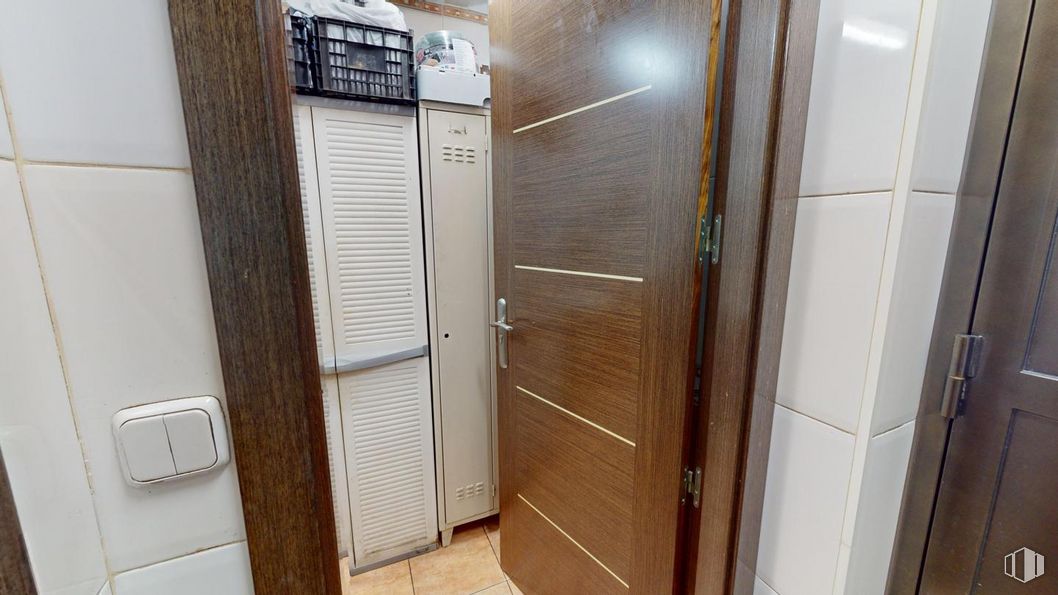 Local en venta en Calle Pont de Molins, Puente de Vallecas, Madrid, 28038 con armario, puerta, propiedad, accesorio, edificio, asa, madera, puerta de casa, suelos y casa alrededor