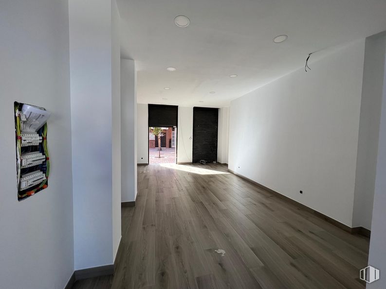 Retail for rent at Calle Plaza, Fuenlabrada, Madrid, 28944 with furniture, building, wood, fixture, hall, flooring, ceiling, hardwood, laminate flooring and art around