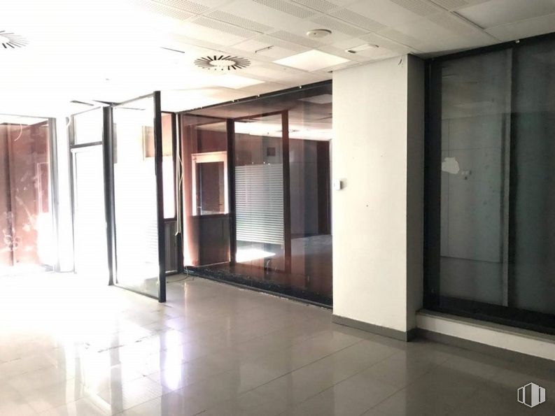 Retail for sale at Calle Isabel Colbrand, 16, Fuencarral - El Pardo, Madrid, 28050 with property, fixture, door, building, interior design, hall, automotive exterior, vehicle door, wood and flooring around