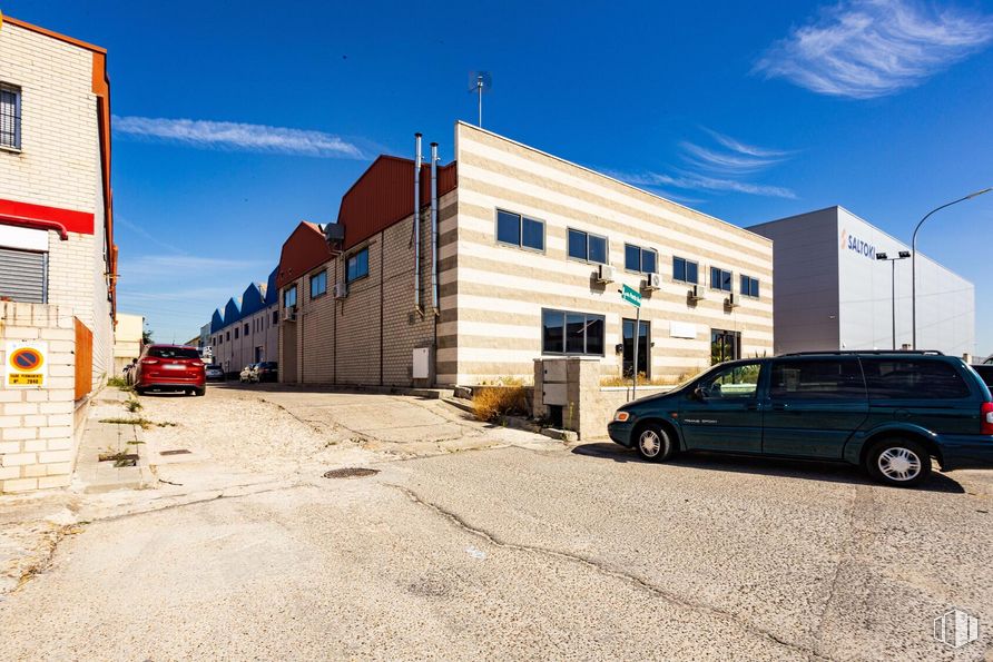 Industrial for sale at Calle Puerto Navafría, Móstoles, Madrid, 28935 with van, house, building, wheel, sky, car, tire, vehicle, window and cloud around