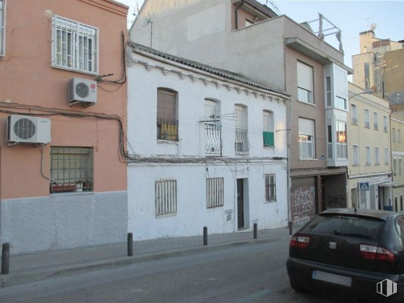 Land for sale at Calle Matadero, 16, Tetuán, Madrid, 28039 with car, window, house, building, property, sky, vehicle, vehicle registration plate, automotive lighting and facade around