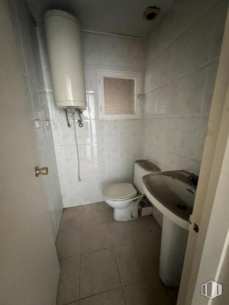 Nave en alquiler y venta en Calle Ossa, 16, Loeches, Madrid, 28890 con inodoro, fregadero, cuarto de baño, accesorio, edificio, pared, suelo, asiento del inodoro, material compuesto y fontanería alrededor