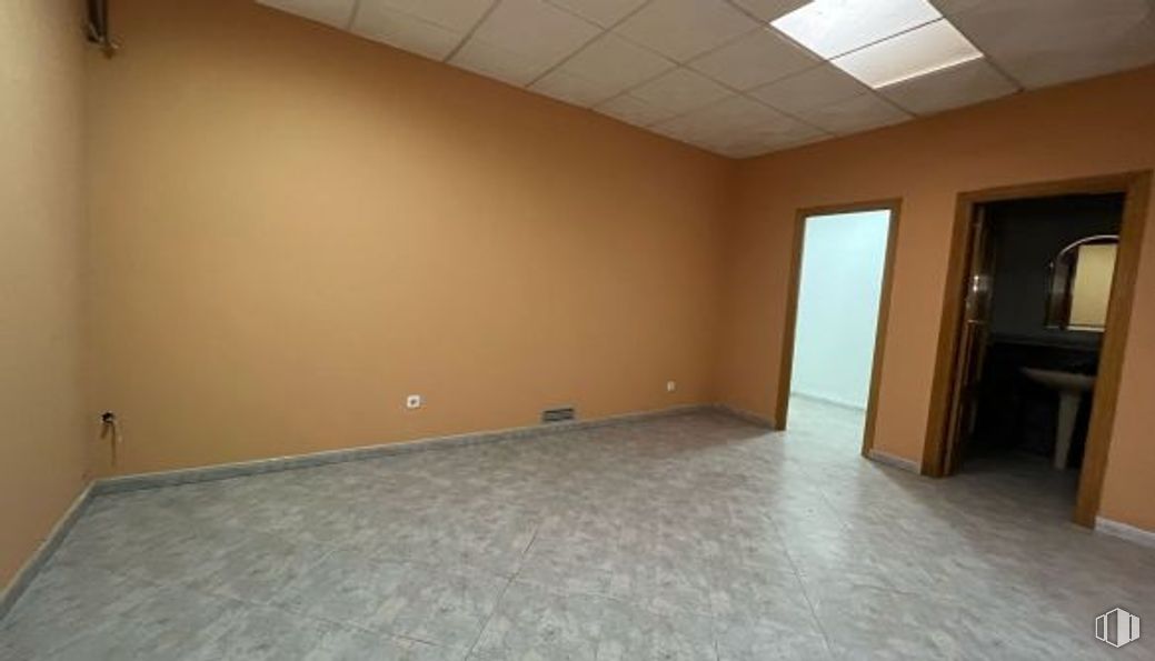 Retail for rent at Calle Ángel Alcazar, 8, Talavera de la Reina, Toledo, 45600 with fixture, window, wood, flooring, floor, wood stain, hall, hardwood, ceiling and door around