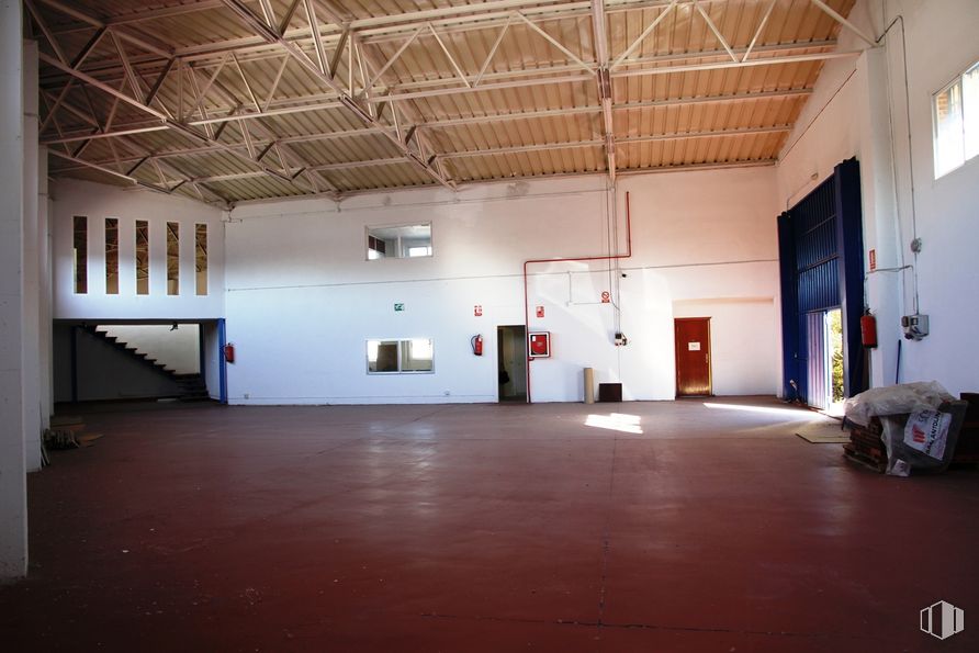 Industrial for rent at Zona industrial, Fuenlabrada, Madrid, 28946 with lighting, building, hall, flooring, art, floor, wood, luggage and bags, event and space around