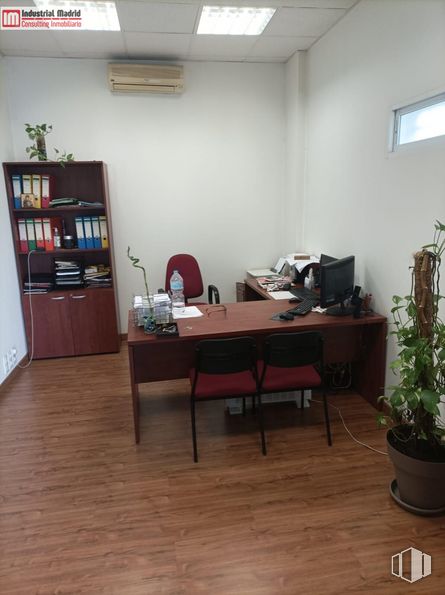 Industrial for sale at Avenida Milán, Azuqueca de Henares, Guadalajara, 19200 with desk, chair, houseplant, window, table, flowerpot, plant, furniture, bookcase and wood around