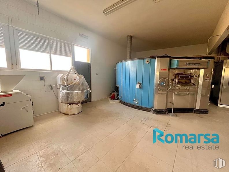 Industrial for sale & for rent at Carretera Piedrahita, Muñogalindo, Ávila, 05530 with window, luggage & bags, property, cabinetry, building, interior design, floor, flooring, wood and home appliance around