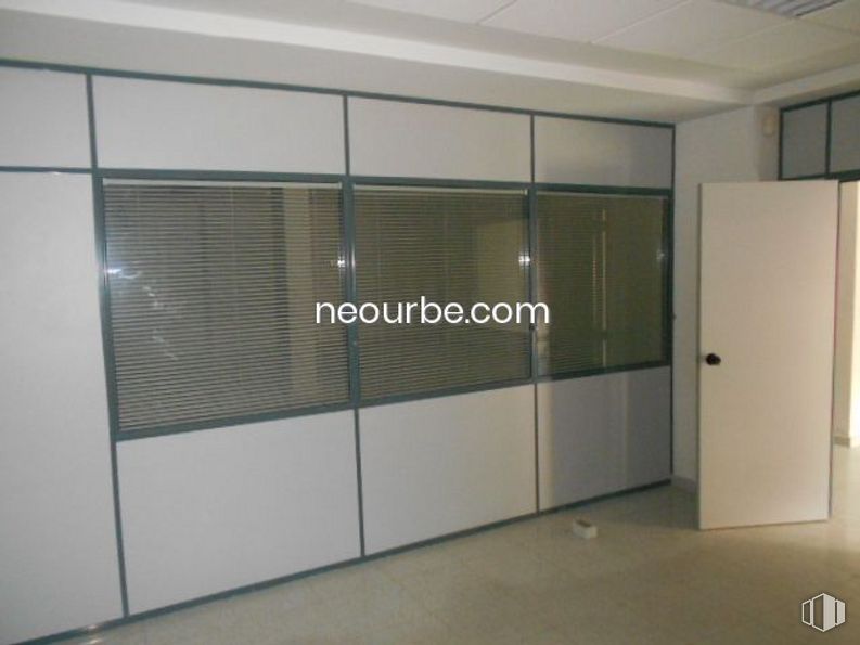 Retail for sale at Zona Centro, Santa María del Tiétar, Ávila, 05429 with door, wardrobe, fixture, building, flooring, automotive exterior, glass, composite material, ceiling and rectangle around