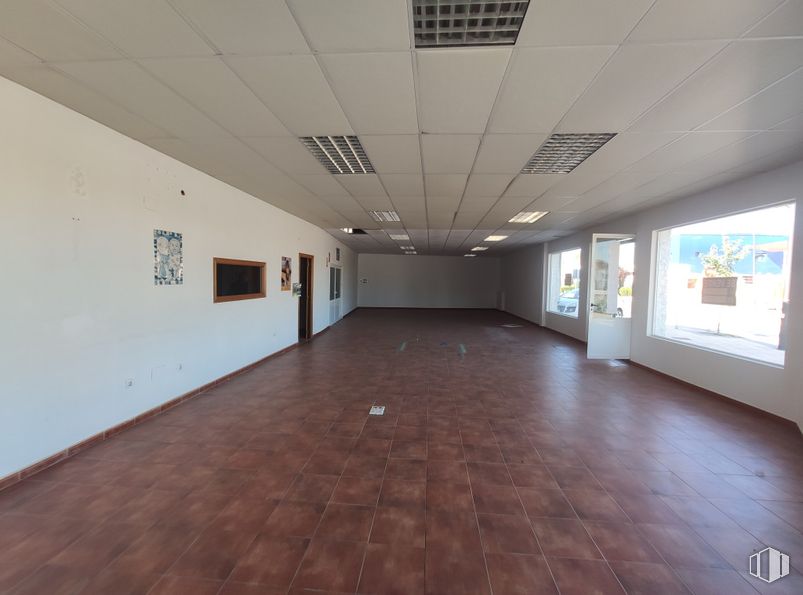 Local en alquiler y venta en Carretera Circunvalacion, Quintanar de la Orden, Toledo, 45800 con ventana, accesorio, madera, hall, suelos, suelo, edificio, madera dura, techo y material de construcción alrededor