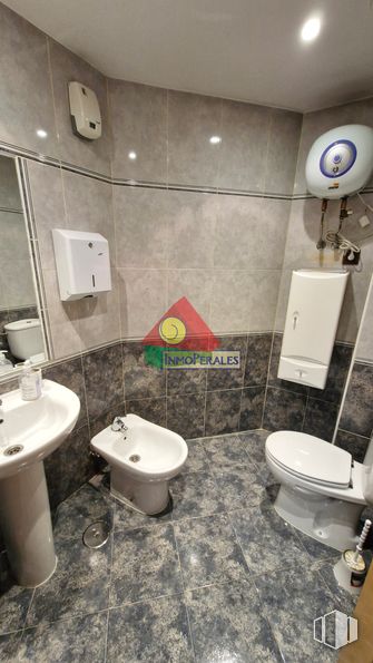 Retail for rent at Zona Getafe Norte, Getafe, Madrid, 28903 with toilet, bidet, sink, hand dryer, flooring, floor, plumbing fixture, toilet seat, bathroom and plumbing around