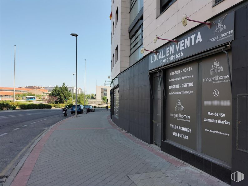 Local en venta en Zona Las Tablas, Fuencarral - El Pardo, Madrid, 28050 con edificio, cielo, superficie de la carretera, ventana, luz de la calle, asfalto, casa, diseño urbano, acera y alquitrán alrededor