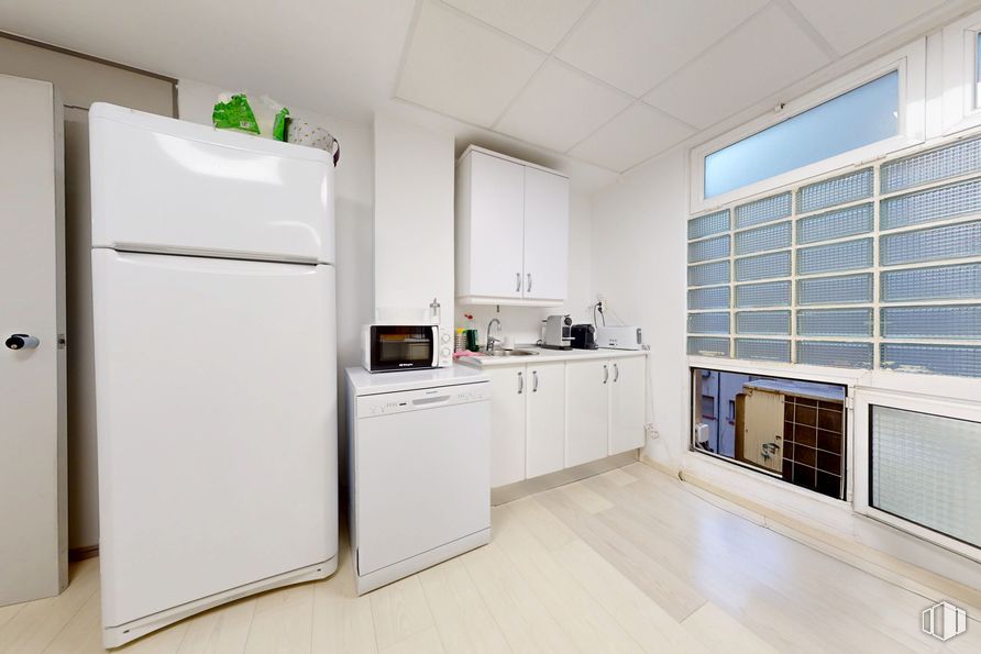 Oficina en venta en Calle Guzmán El Bueno, Chamberí, Madrid, 28003 con refrigerador, ventana, ebanistería, electrodoméstico, suelos, interiorismo, suelo, techo, electrodoméstico y apartamento alrededor