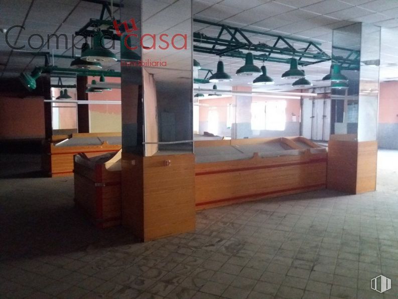 Retail for sale & for rent at Avenida Obispo Quesada, Segovia, 40006 with wood, interior design, floor, flooring, ceiling, space, glass, hardwood, event and room around