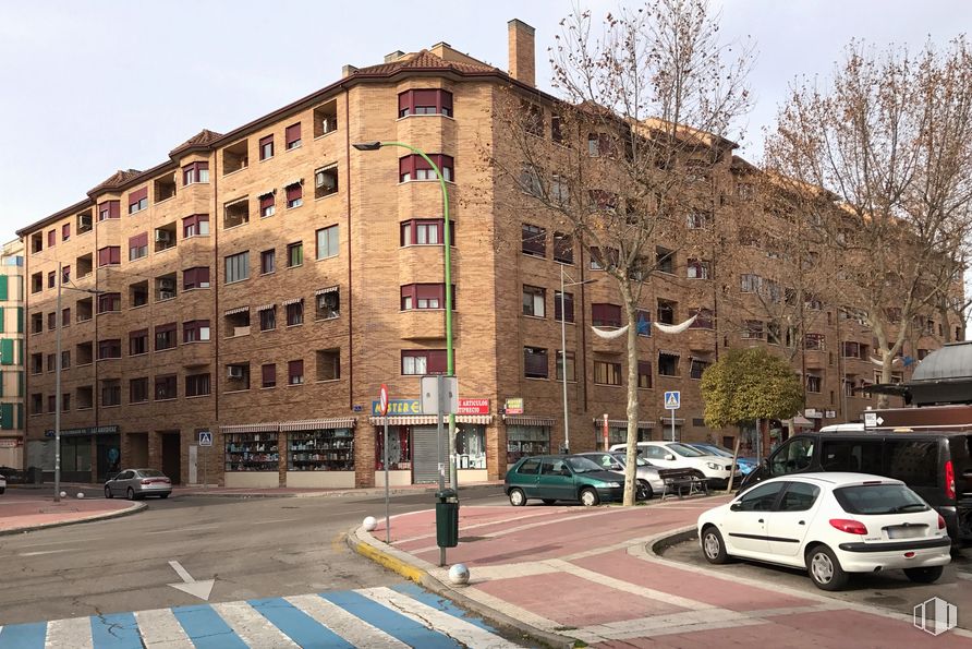 Local en alquiler en Calle Pila, 2, Parla, Madrid, 28980 con coche, edificio, cielo, propiedad, rueda, ventana, vehículo, neumático, infraestructura y barrio alrededor