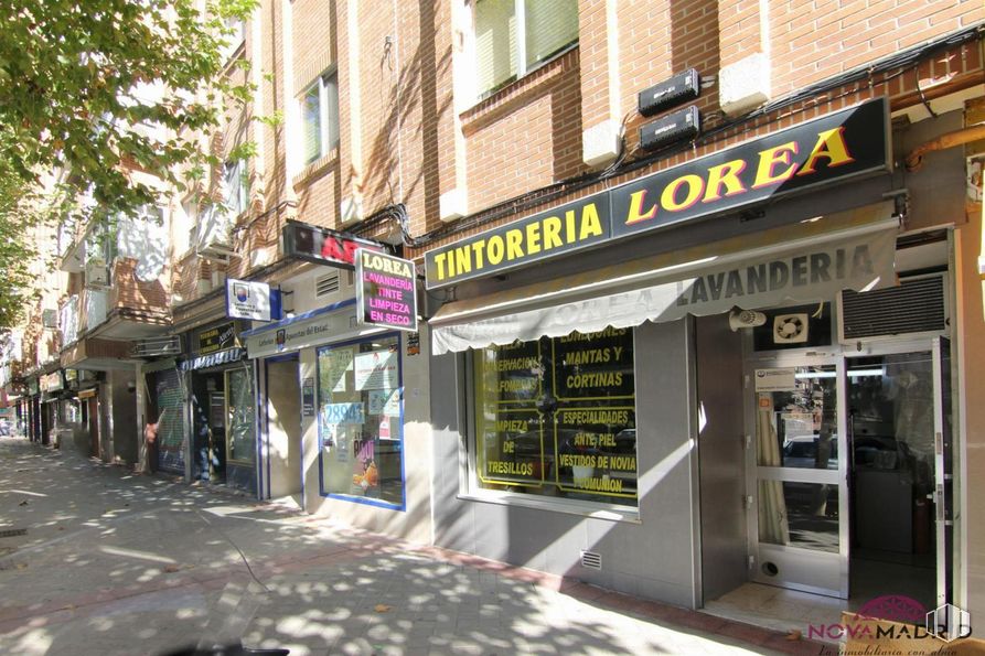 Local en alquiler y venta en Calle Huesca, Fuenlabrada, Madrid, 28941 con ventana, edificio, árbol, venta al por menor, puerta, ciudad, mercado, fachada, carretera y ir de compras alrededor