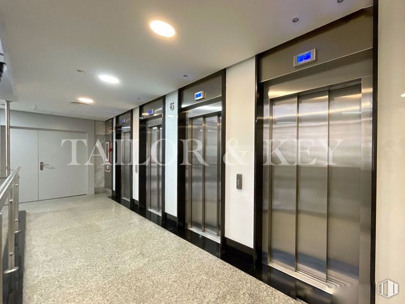 Oficina en alquiler en Calle Orense, Tetuán, Madrid, 28020 con suelos, suelo, interiorismo, techo, vidrio, ascensor, edificio comercial, plata, transparencia y aluminio alrededor