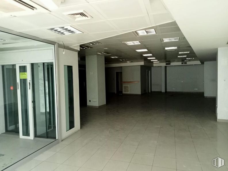 Retail for rent at Calle Baleares, Móstoles, Madrid, 28931 with door, building, fixture, interior design, floor, hall, flooring, material property, ceiling and event around