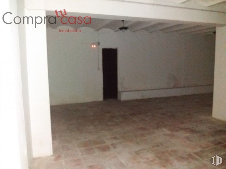 Local en venta en Calle Teniente Ochoa, Segovia, 40002 con espejo, suelo, piso, pasillo, accesorio, casa, madera, techo, material de construcción y material compuesto alrededor