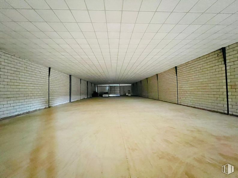 Industrial for sale at Calle León, Magán, Toledo, 45590 with flooring, wall, floor, ceiling, composite material, concrete, building material, fluorescent lamp, tile and symmetry around