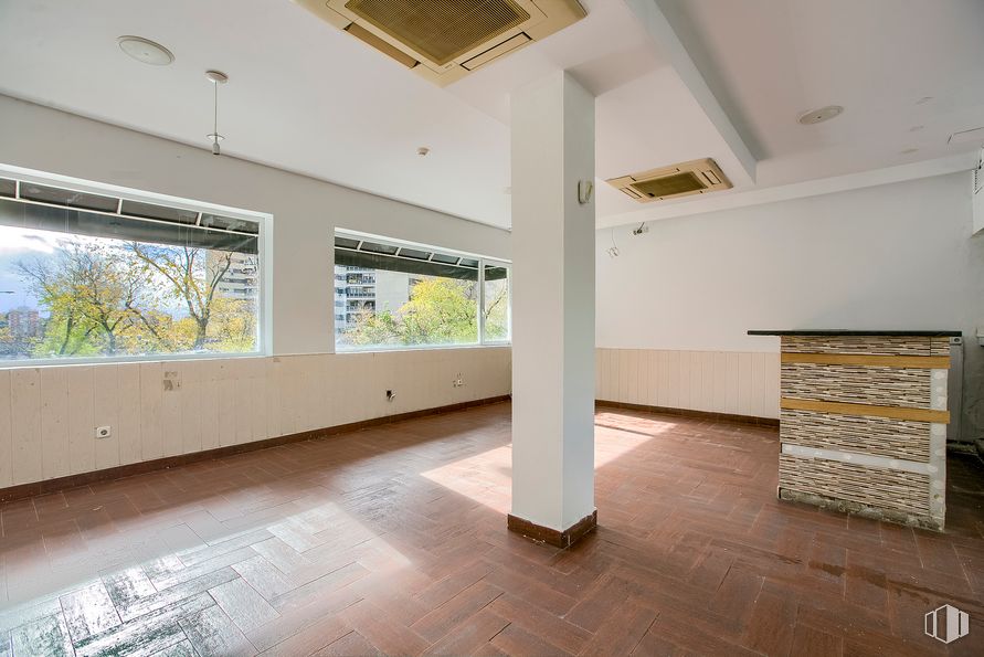 Local en venta en Calle Fermín Caballero, Fuencarral - El Pardo, Madrid, 28034 con ebanistería, edificio, madera, diseño de interiores, pasillo, piso, ventana, suelo, sombra y pared alrededor