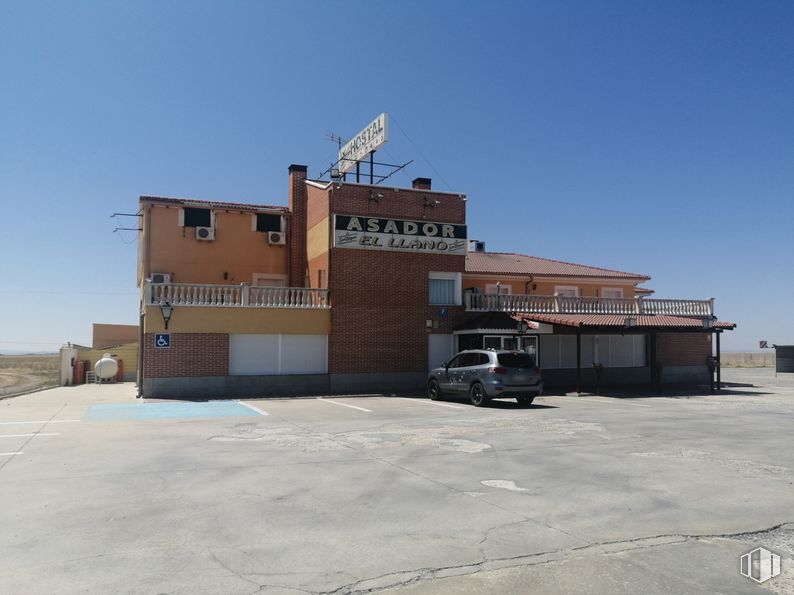 Retail for sale at Labajos, Labajos, Segovia, 40146 with car, building, sky, wheel, tire, asphalt, road surface, window, vehicle and residential area around