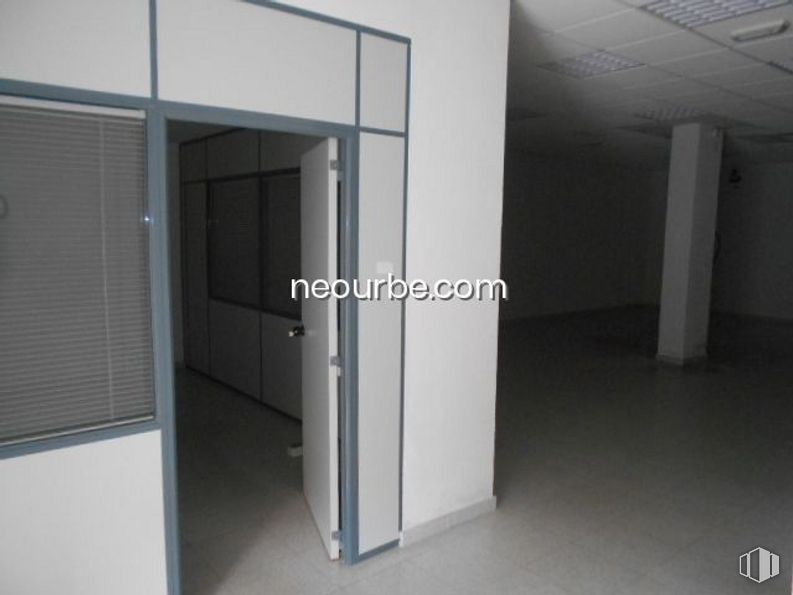 Retail for sale at Zona Centro, Santa María del Tiétar, Ávila, 05429 with window blind, fixture, rectangle, automotive exterior, floor, composite material, wood, flooring, gas and vehicle door around