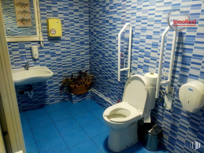 Retail for rent at Zona empresarial Julián Camarillo, San Blas - Canillejas, Madrid, 28037 with toilet, hand dryer, sink, property, toilet seat, plumbing fixture, bathroom, purple, blue and shower head around