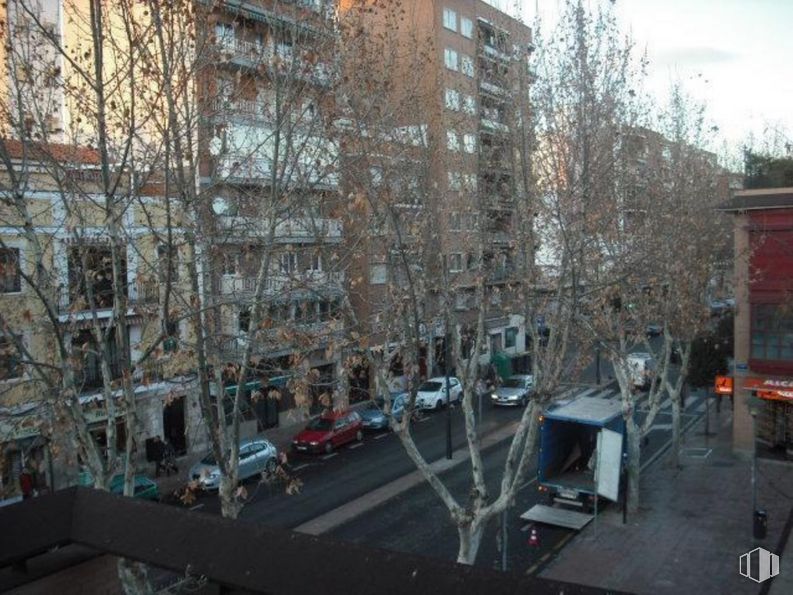 Office for rent at Avenida Guadalajara, 16, Alcalá de Henares, Madrid, 28805 with window, car, building, wheel, vehicle, tire, plant, motor vehicle, tree and neighbourhood around