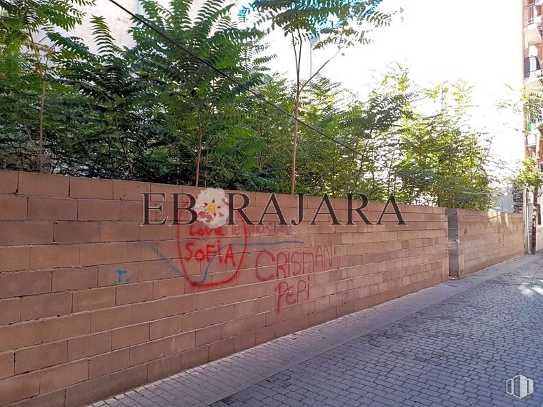 Land for sale at Calle Ferrocarril, Talavera de la Reina, Toledo, 45600 with building, road surface, brickwork, asphalt, brick, tree, font, graffiti, plant and sidewalk around