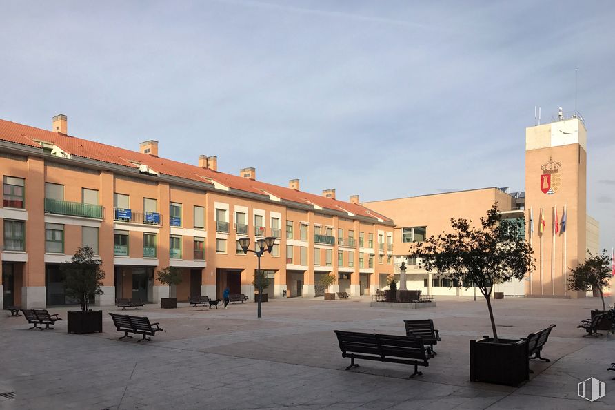 Local en venta en Plaza Mayor, 8, Arroyomolinos, Madrid, 28939 con mesa de trabajo, edificio, cielo, nube, ventana, superficie de carretera, planta, diseño urbano, pared y área residencial alrededor