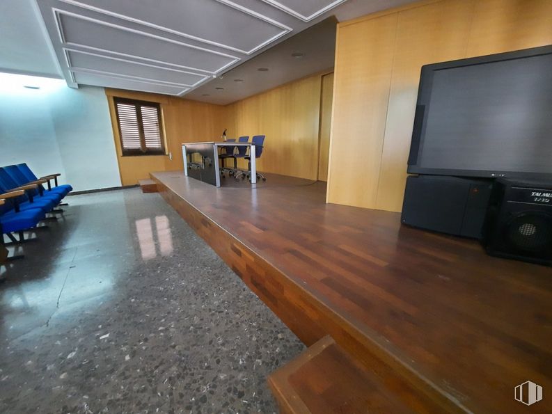 Retail for rent at Zona Murallas, Ávila, 05001 with table, television, furniture, wood, interior design, hall, flooring, wall, floor and hardwood around