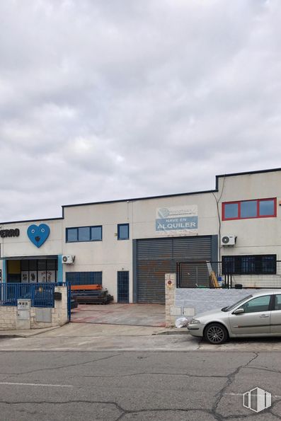 Industrial for sale at Calle Joaquin Sorolla, Rivas-Vaciamadrid, Madrid, 28529 with automotive parking light, automotive wheel system, family car, parking, commercial building, automotive tail & brake light, logo, luxury vehicle, mid-size car and full-size car around