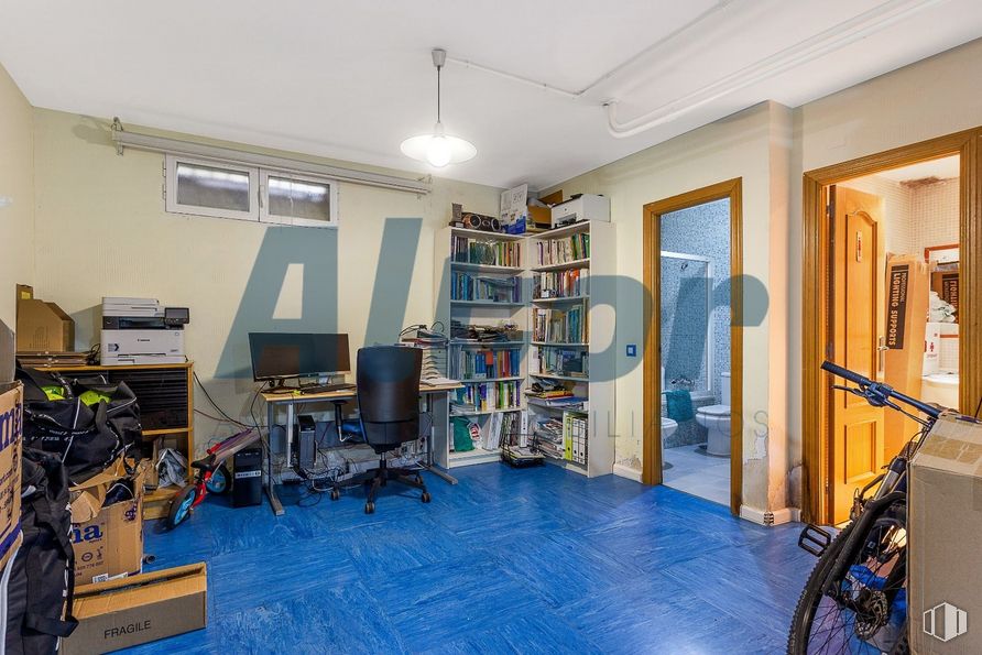 Local en venta en Calle Virgen del Portillo, Ciudad Lineal, Madrid, 28027 con neumático, bicicleta, silla, alumbrado, equipaje y bolsos, edificio, estantería, rueda, estante y pavimentos alrededor