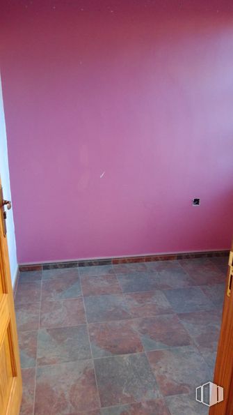 Retail for rent at Calle San José, Madridejos, Toledo, 45710 with purple, wood, interior design, flooring, wood stain, pink, floor, paint, rectangle and material property around