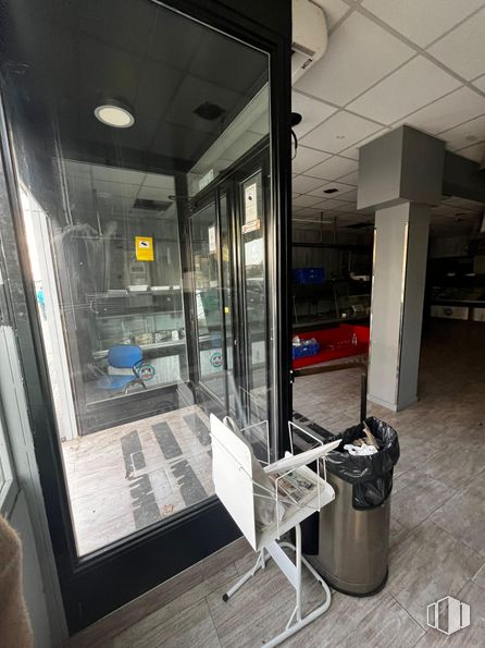 Local en alquiler en Zona Centro, Móstoles, Madrid, 28931 con diseño automovilístico, edificio, suelos, gas, contenedor de basura, máquina, silla, puerta, vidrio y aparcamiento alrededor