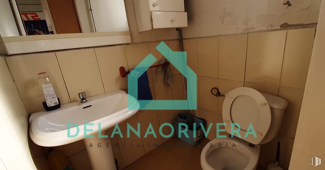 Retail for rent at Casco Urbano, Majadahonda, Madrid, 28220 with sink, toilet, bottle, property, plumbing fixture, bathroom, toilet seat, interior design, wood and floor around