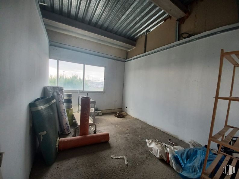 Industrial for sale at Calle Moreras, 4, Ciempozuelos, Madrid, 28350 with window, ladder, building, wood, interior design, flooring, floor, hardwood, fixture and gas around